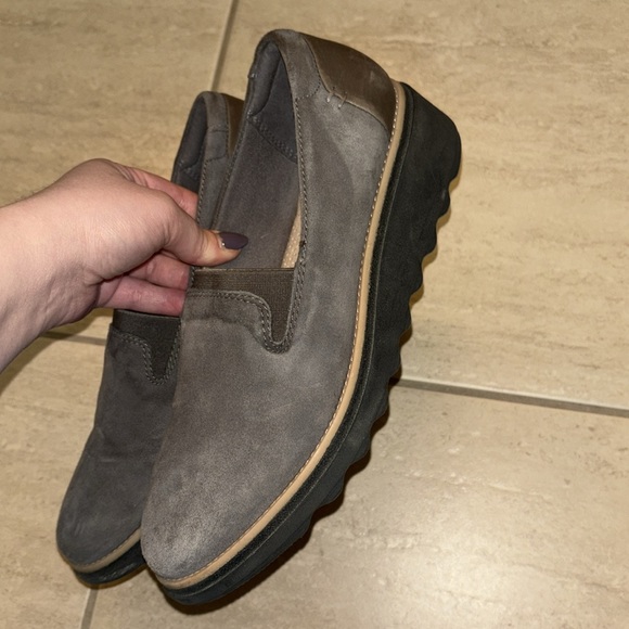 Clarks women's * Sharon Dolly * Grey Suede Slip-On  Cushion Plus Shoes - Picture 4 of 9